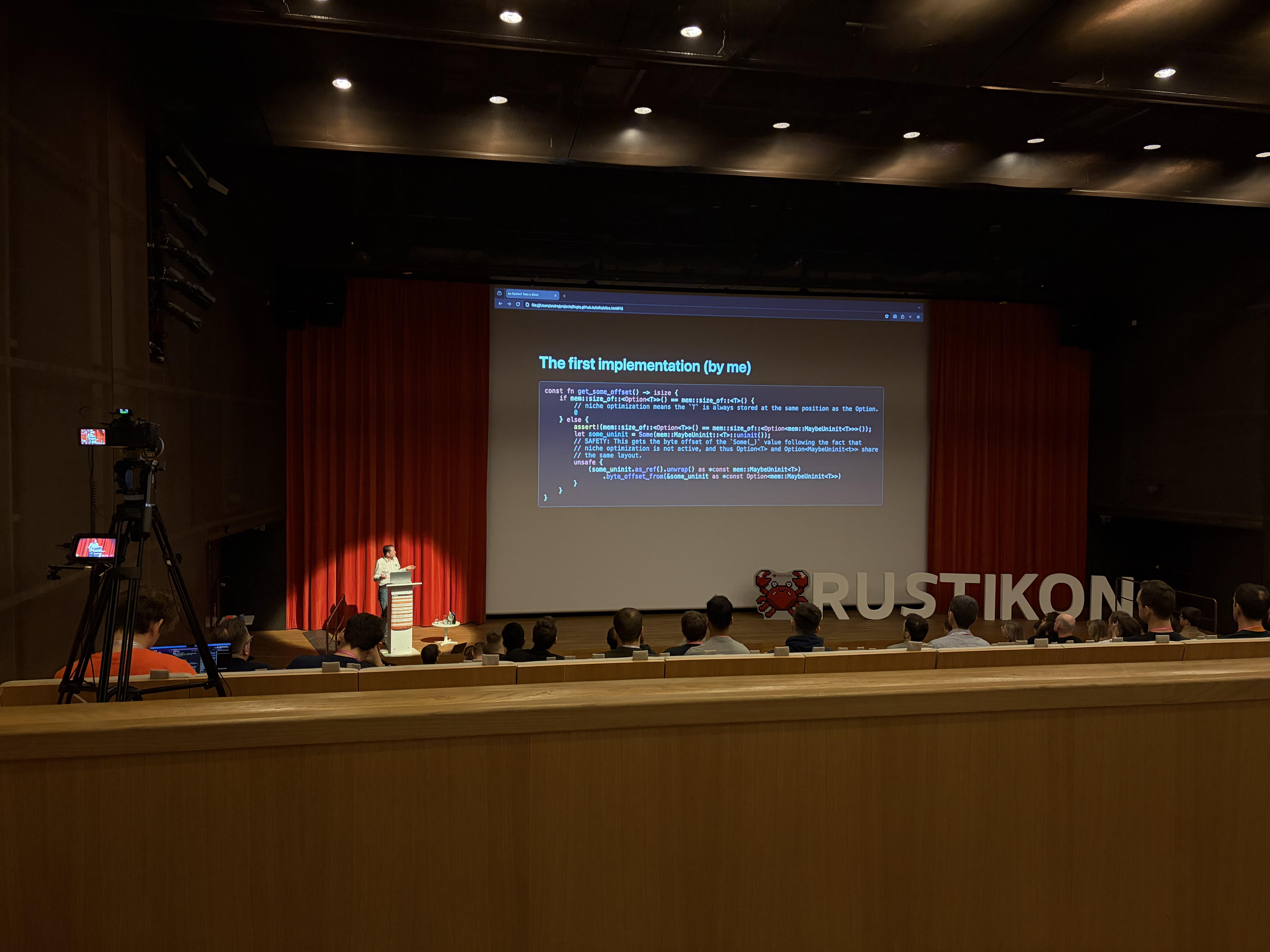 Andre Bogus na scenie podczas prelekcji