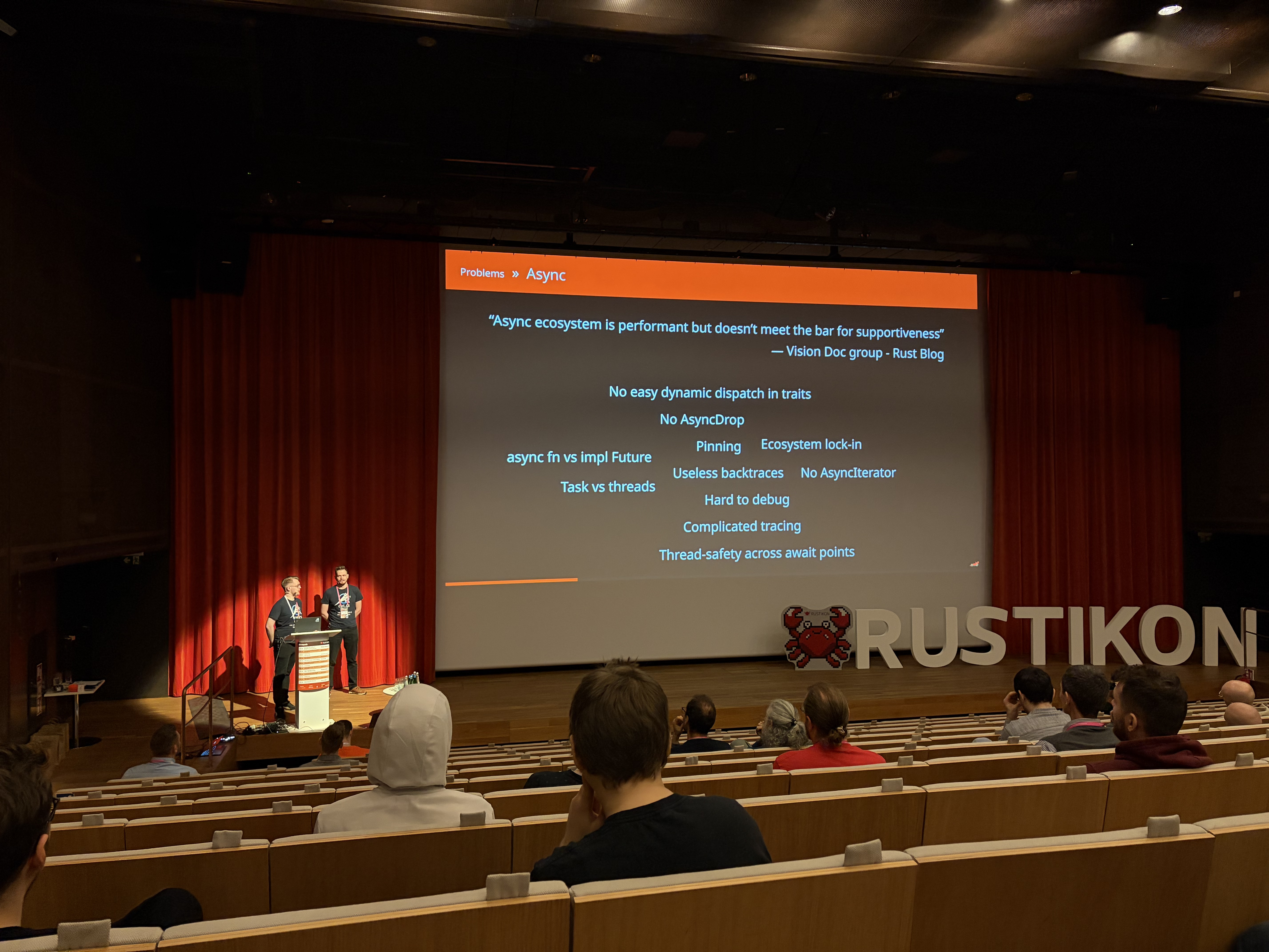 Mateusz Maćkowski i Marek Grzelak na scenie podczas prelekcji