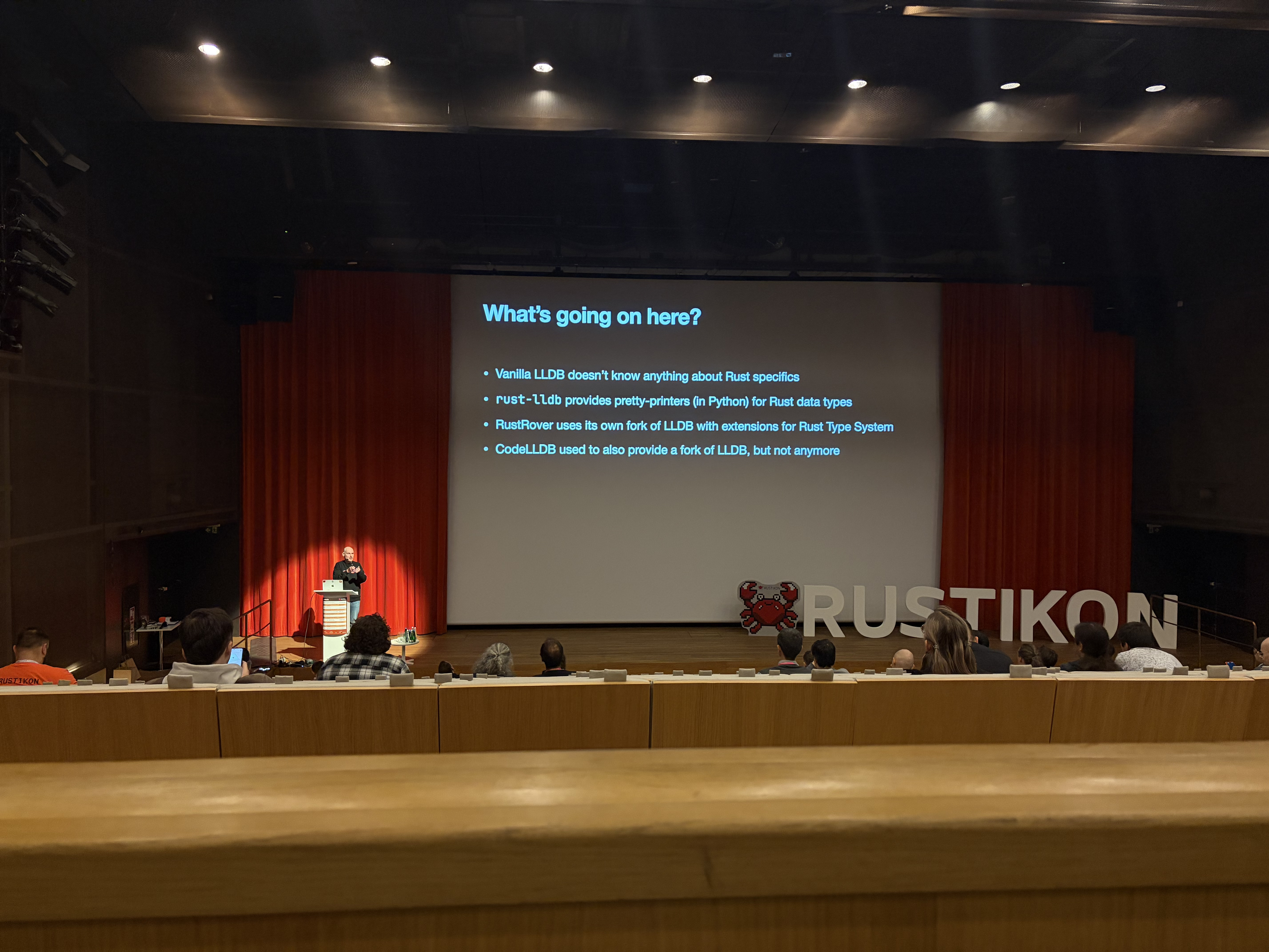 Vitaly Brigilevsky na scenie podczas prelekcji